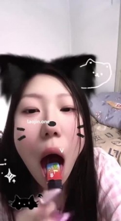 超美阿黑颜女神原档泄密，标准的一个眼镜婊，大眼睛萌妹，反差感，淫荡的表情挑逗极了 截图13