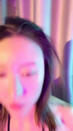 烈焰红唇网红骚御姐！性感情趣装收费房！震动棒磨蹭阴蒂，搞的骚穴湿哒哒，骑乘椅假吊深插爽翻 截图4