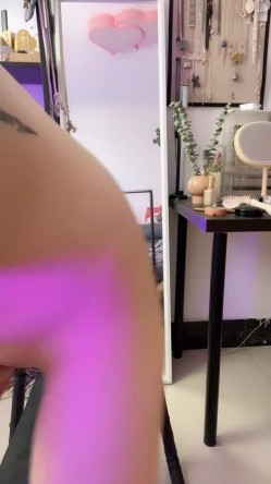 烈焰红唇网红骚御姐！性感情趣装收费房！震动棒磨蹭阴蒂，搞的骚穴湿哒哒，骑乘椅假吊深插爽翻 截图12