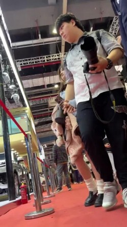 [超级裙底]最新2023上海车展各色美女模特 总有一款你喜欢 截图1