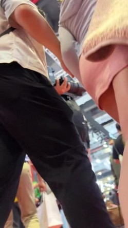 [超级裙底]最新2023上海车展各色美女模特 总有一款你喜欢 截图6