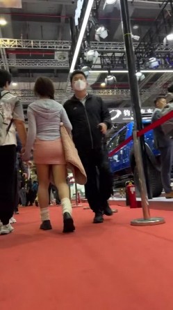 [超级裙底]最新2023上海车展各色美女模特 总有一款你喜欢 截图7
