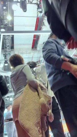 [超级裙底]最新2023上海车展各色美女模特 总有一款你喜欢 截图11