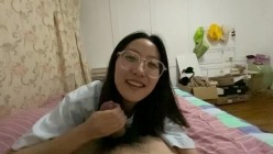 极品反差婊 眼镜妹就是骚，超神颜值，轻素颜无美颜纯天然，乐呵呵的吃吊然后口爆吞精 截图4
