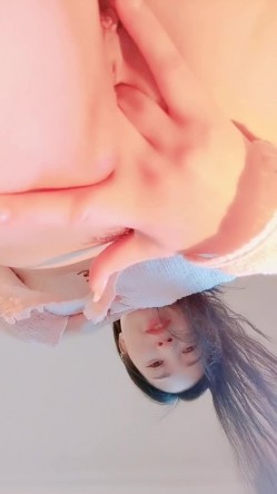 气质美少妇！看似文静骚的很！隔着紧身裤磨穴，水好多湿了裤裆，双指夹逼缝揉搓，假屌骑坐流出好多白浆 截图5