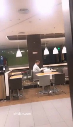 颜值不错御姐餐厅露奶再卫生间自慰 脱掉外套情趣内裤道具JJ吸墙上后入抽插 截图1