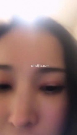 颜值不错御姐餐厅露奶再卫生间自慰 脱掉外套情趣内裤道具JJ吸墙上后入抽插 截图8