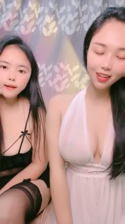 酒窝甜美小姐姐！和闺蜜一起诱惑！性感白裙睡衣，掏出大奶揉捏，多毛骚穴假屌后入猛捅 截图2