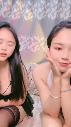 酒窝甜美小姐姐！和闺蜜一起诱惑！性感白裙睡衣，掏出大奶揉捏，多毛骚穴假屌后入猛捅 截图3