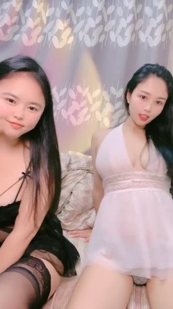 酒窝甜美小姐姐！和闺蜜一起诱惑！性感白裙睡衣，掏出大奶揉捏，多毛骚穴假屌后入猛捅 截图4