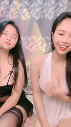 酒窝甜美小姐姐！和闺蜜一起诱惑！性感白裙睡衣，掏出大奶揉捏，多毛骚穴假屌后入猛捅 截图5