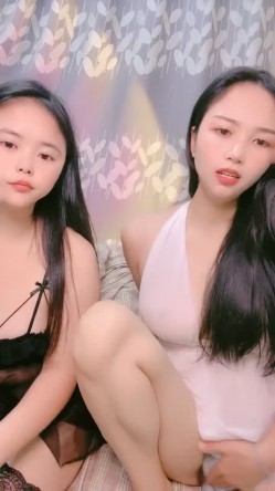 酒窝甜美小姐姐！和闺蜜一起诱惑！性感白裙睡衣，掏出大奶揉捏，多毛骚穴假屌后入猛捅 截图6