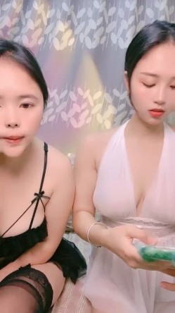 酒窝甜美小姐姐！和闺蜜一起诱惑！性感白裙睡衣，掏出大奶揉捏，多毛骚穴假屌后入猛捅 截图7