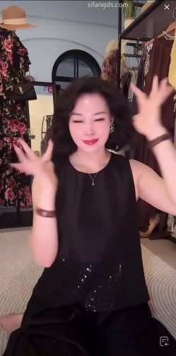 抖音极品熟女【蓝姐姐】隔壁精致的阿姨，道具自慰，大尺度掰逼展示，喜欢靓熟女的不可错过 截图1