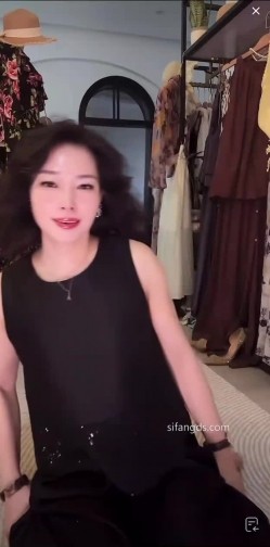 抖音极品熟女【蓝姐姐】隔壁精致的阿姨，道具自慰，大尺度掰逼展示，喜欢靓熟女的不可错过 截图2
