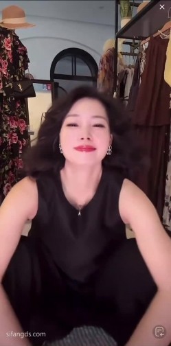 抖音极品熟女【蓝姐姐】隔壁精致的阿姨，道具自慰，大尺度掰逼展示，喜欢靓熟女的不可错过 截图3