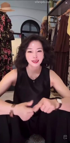 抖音极品熟女【蓝姐姐】隔壁精致的阿姨，道具自慰，大尺度掰逼展示，喜欢靓熟女的不可错过 截图4