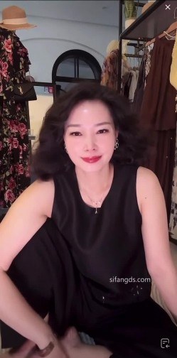 抖音极品熟女【蓝姐姐】隔壁精致的阿姨，道具自慰，大尺度掰逼展示，喜欢靓熟女的不可错过 截图5