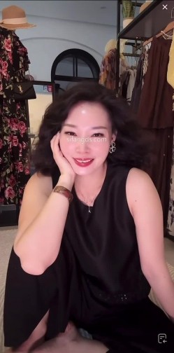 抖音极品熟女【蓝姐姐】隔壁精致的阿姨，道具自慰，大尺度掰逼展示，喜欢靓熟女的不可错过 截图6