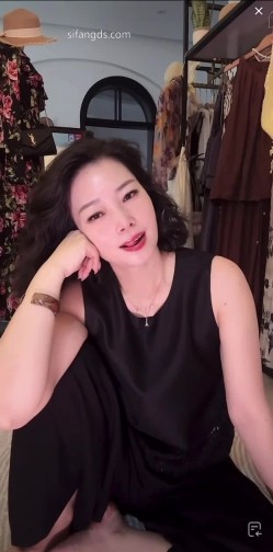 抖音极品熟女【蓝姐姐】隔壁精致的阿姨，道具自慰，大尺度掰逼展示，喜欢靓熟女的不可错过 截图7