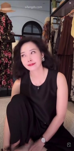 抖音极品熟女【蓝姐姐】隔壁精致的阿姨，道具自慰，大尺度掰逼展示，喜欢靓熟女的不可错过 截图9