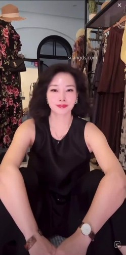 抖音极品熟女【蓝姐姐】隔壁精致的阿姨，道具自慰，大尺度掰逼展示，喜欢靓熟女的不可错过 截图10