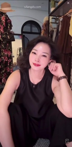 抖音极品熟女【蓝姐姐】隔壁精致的阿姨，道具自慰，大尺度掰逼展示，喜欢靓熟女的不可错过 截图12