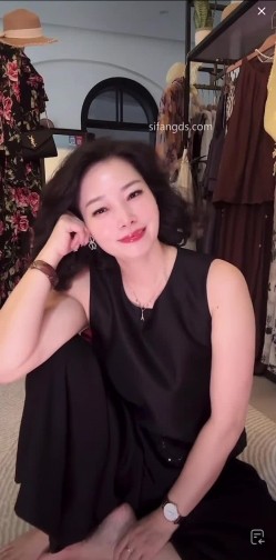 抖音极品熟女【蓝姐姐】隔壁精致的阿姨，道具自慰，大尺度掰逼展示，喜欢靓熟女的不可错过 截图13