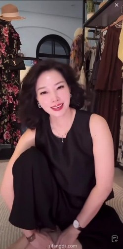 抖音极品熟女【蓝姐姐】隔壁精致的阿姨，道具自慰，大尺度掰逼展示，喜欢靓熟女的不可错过 截图15