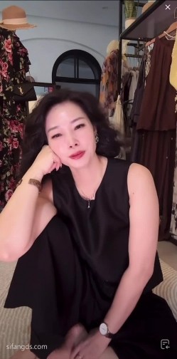 抖音极品熟女【蓝姐姐】隔壁精致的阿姨，道具自慰，大尺度掰逼展示，喜欢靓熟女的不可错过 截图16
