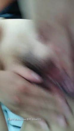户外鼻祖小女子孟凡，比谁玩的都刺激，全程露脸户外全裸与小哥激情啪啪，AV棒自慰无视路边过路人员口爆吞精 截图10