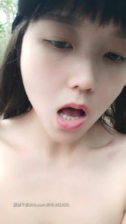 户外鼻祖小女子孟凡，比谁玩的都刺激，全程露脸户外全裸与小哥激情啪啪，AV棒自慰无视路边过路人员口爆吞精 截图11