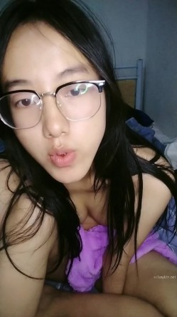 毕业生没找到工作，眼镜学生妹下海，【小寓睡不醒】，身材苗条，蜂腰翘臀，被男友的大鸡巴插得哇哇叫，多毛粉穴一刻也不能停歇 截图6