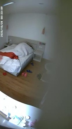 稀缺360 补漏小镇旅馆20集 祛风老妇&美腿少女，刚放假的年轻学生情侣，风韵犹存的少妇，穿上雪纺粉红睡衣 截图2