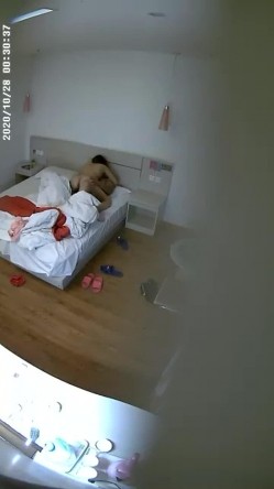 稀缺360 补漏小镇旅馆20集 祛风老妇&美腿少女，刚放假的年轻学生情侣，风韵犹存的少妇，穿上雪纺粉红睡衣 截图3