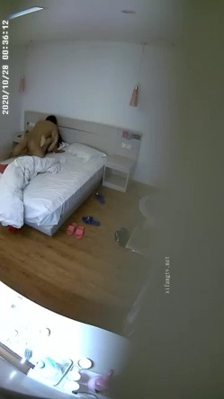 稀缺360 补漏小镇旅馆20集 祛风老妇&美腿少女，刚放假的年轻学生情侣，风韵犹存的少妇，穿上雪纺粉红睡衣 截图4