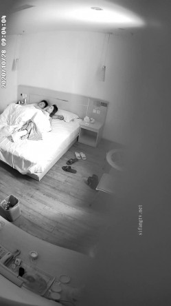 稀缺360 补漏小镇旅馆20集 祛风老妇&美腿少女，刚放假的年轻学生情侣，风韵犹存的少妇，穿上雪纺粉红睡衣 截图7
