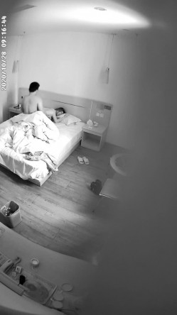 稀缺360 补漏小镇旅馆20集 祛风老妇&美腿少女，刚放假的年轻学生情侣，风韵犹存的少妇，穿上雪纺粉红睡衣 截图8