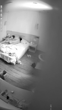 稀缺360 补漏小镇旅馆20集 祛风老妇&美腿少女，刚放假的年轻学生情侣，风韵犹存的少妇，穿上雪纺粉红睡衣 截图10