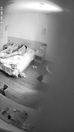 稀缺360 补漏小镇旅馆20集 祛风老妇&美腿少女，刚放假的年轻学生情侣，风韵犹存的少妇，穿上雪纺粉红睡衣 截图13