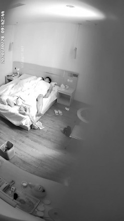 稀缺360 补漏小镇旅馆20集 祛风老妇&美腿少女，刚放假的年轻学生情侣，风韵犹存的少妇，穿上雪纺粉红睡衣 截图14