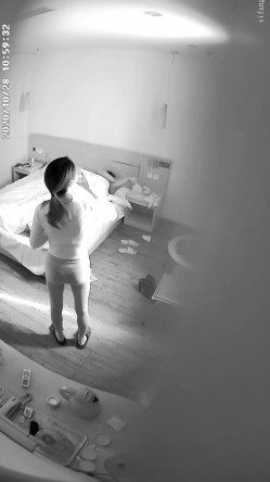 稀缺360 补漏小镇旅馆20集 祛风老妇&美腿少女，刚放假的年轻学生情侣，风韵犹存的少妇，穿上雪纺粉红睡衣 截图15