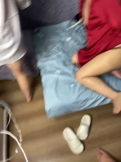 绿帽癖老公大聚会骚妇群P成熟饥渴骚妇成群结队开淫趴浴池KTV漏出口交随机配对 截图13