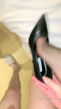 【Avove】系列合集，野战爱好者，带着炮友各地留精，最爱无毛肥逼包臀裙肉丝 截图13