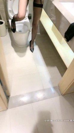 【Avove】系列合集，野战爱好者，带着炮友各地留精，最爱无毛肥逼包臀裙肉丝 截图16