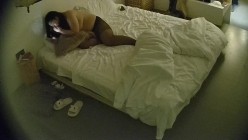 民宿酒店 胖妞自觉穿上情趣开档丝袜侍候男人 这女上的体位对男人来说也是个考验呐 乐在其中 截图5