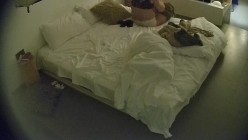 民宿酒店 胖妞自觉穿上情趣开档丝袜侍候男人 这女上的体位对男人来说也是个考验呐 乐在其中 截图11