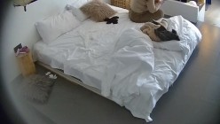 民宿酒店 胖妞自觉穿上情趣开档丝袜侍候男人 这女上的体位对男人来说也是个考验呐 乐在其中 截图12