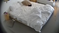 民宿酒店 胖妞自觉穿上情趣开档丝袜侍候男人 这女上的体位对男人来说也是个考验呐 乐在其中 截图13