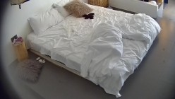 民宿酒店 胖妞自觉穿上情趣开档丝袜侍候男人 这女上的体位对男人来说也是个考验呐 乐在其中 截图16